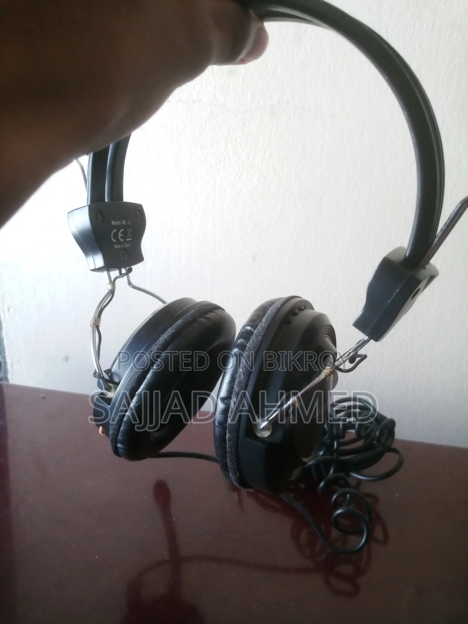 This headphone has no box, I want to sell it. There is an option to bargain