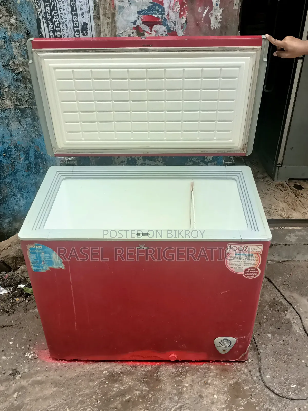 240 Liters Running Walton Company Deep Fridge for Sale.