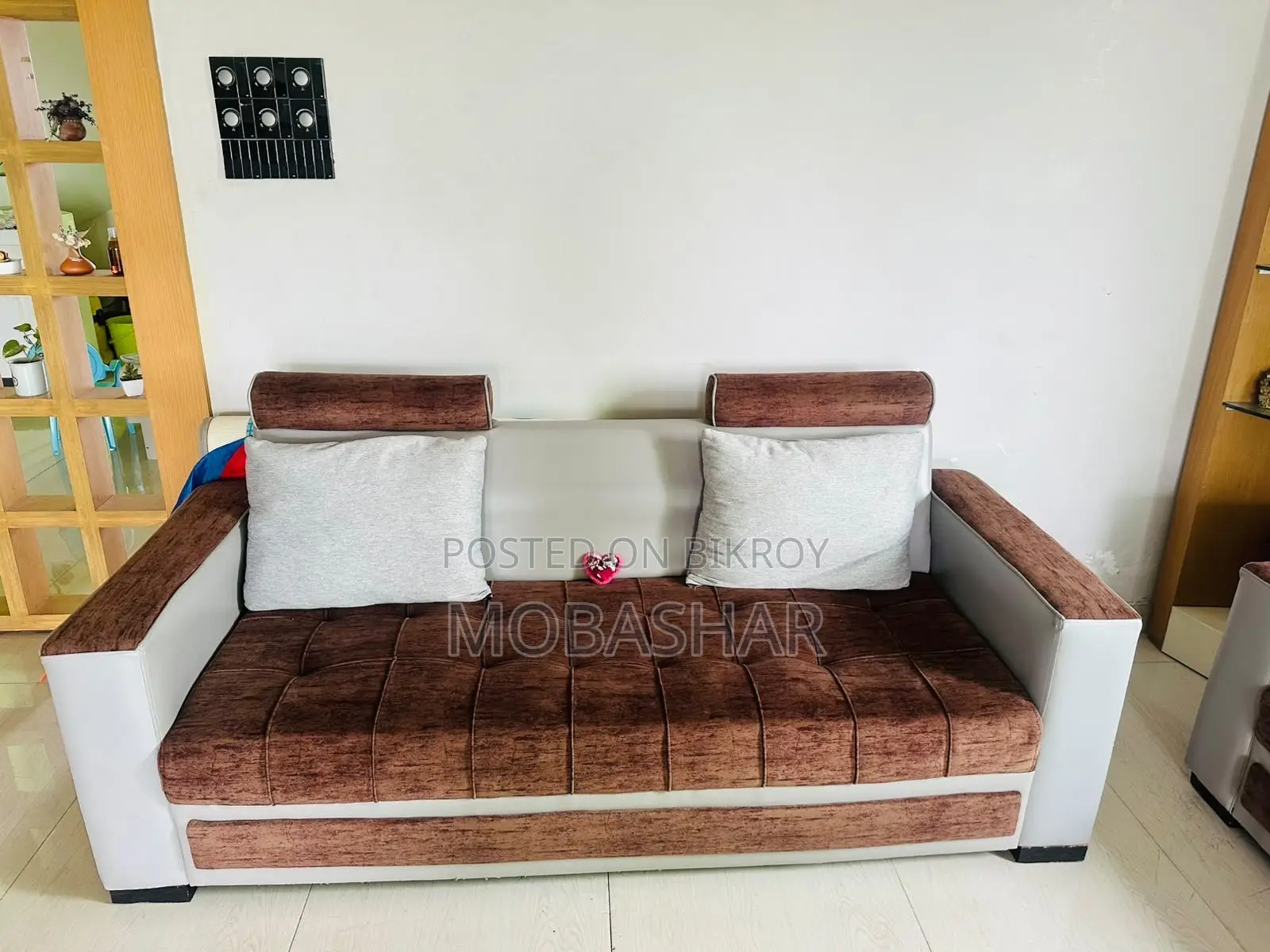 সেন্টার টেবিল এবং সোফা কভার সহ সোফা সেট