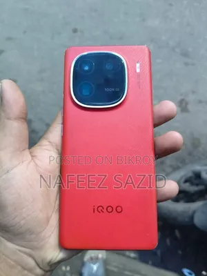 আইকিউওও ১২ ৫১২ জিবি রেড