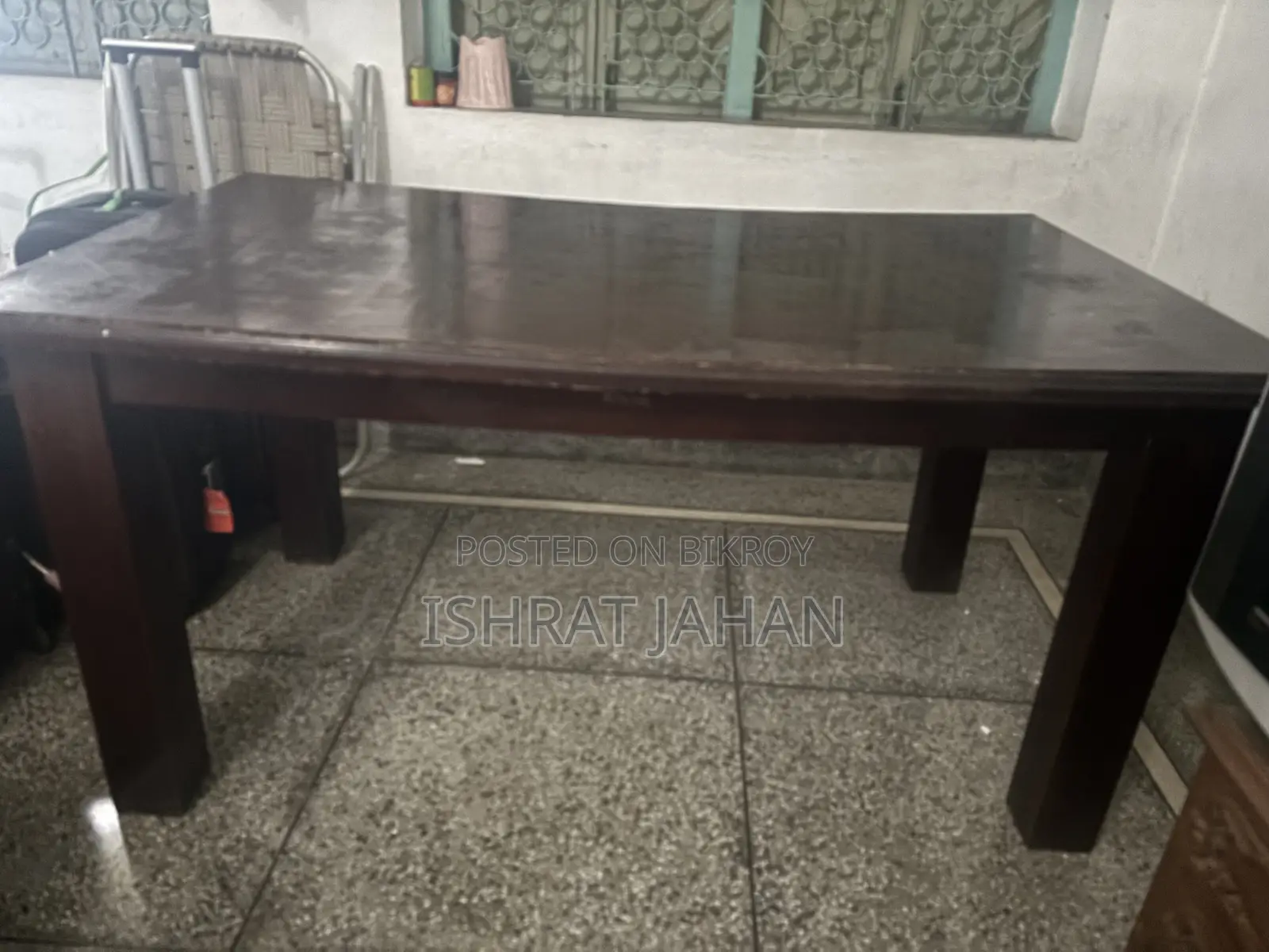 ডাইনিং টেবিল