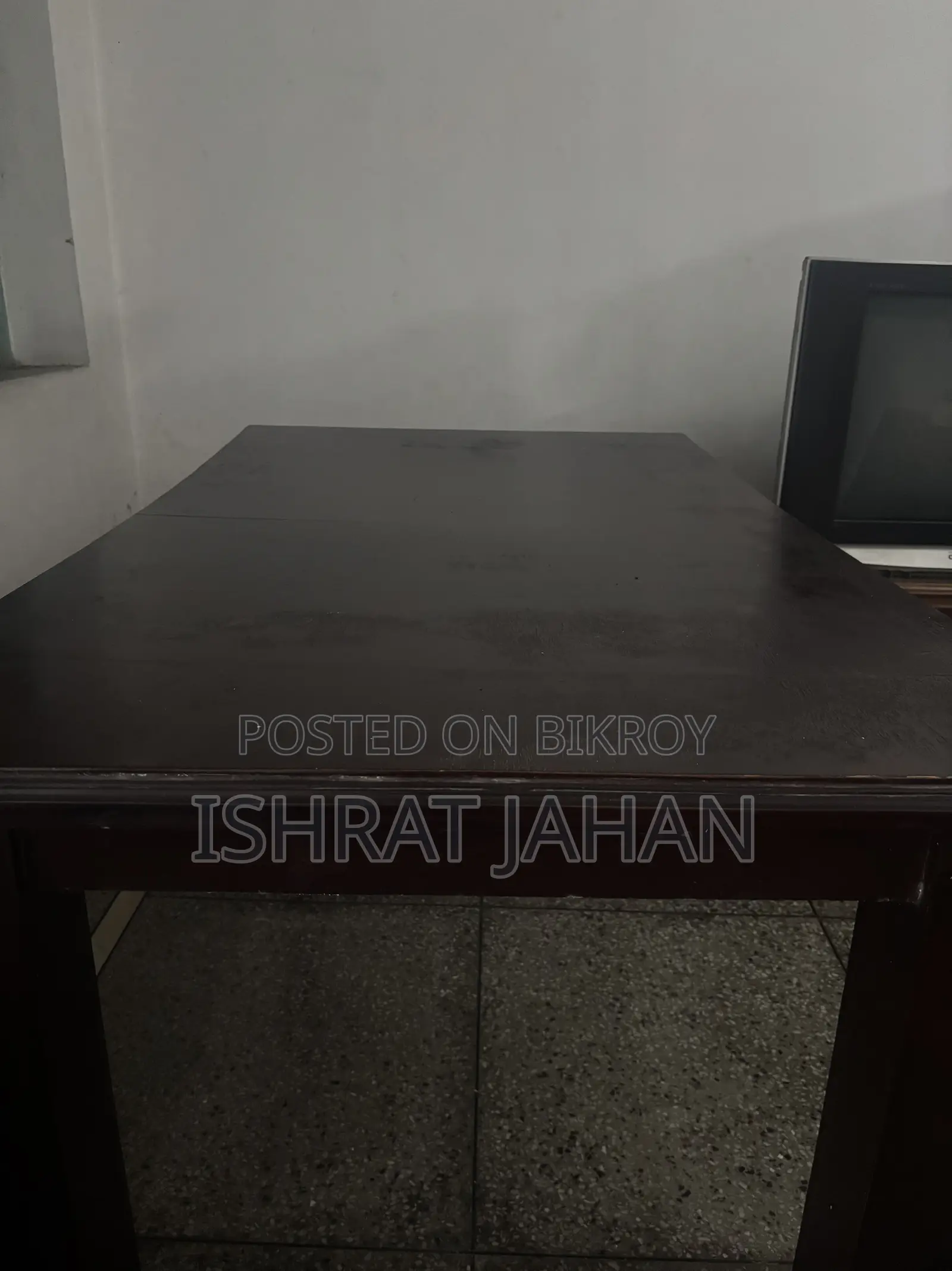 ডাইনিং টেবিল