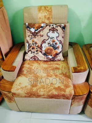 ৩ সিট সোফা বিক্রয় করা হবে।