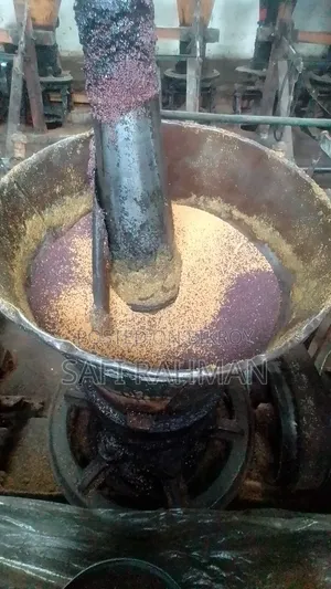 ১০০% খাঁটি কাঠের ঘানি ভাঙ্গা সরিষার তেল (১ম গ্রেড)