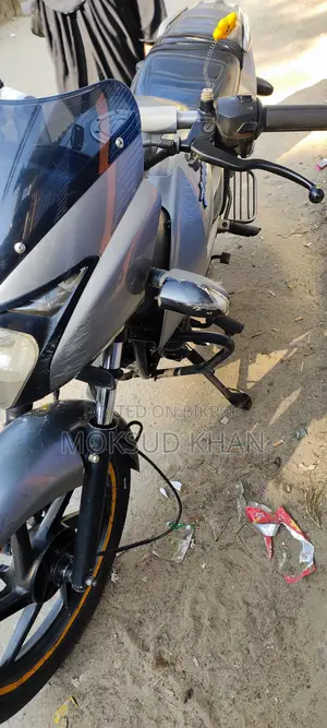 বাজাজ পালসার ১৫০ ২০১১ সিলভার