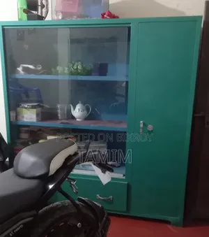 স্টিলের শোকেস