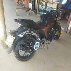 সুজুকি জিক্সার ২০২২ কালো