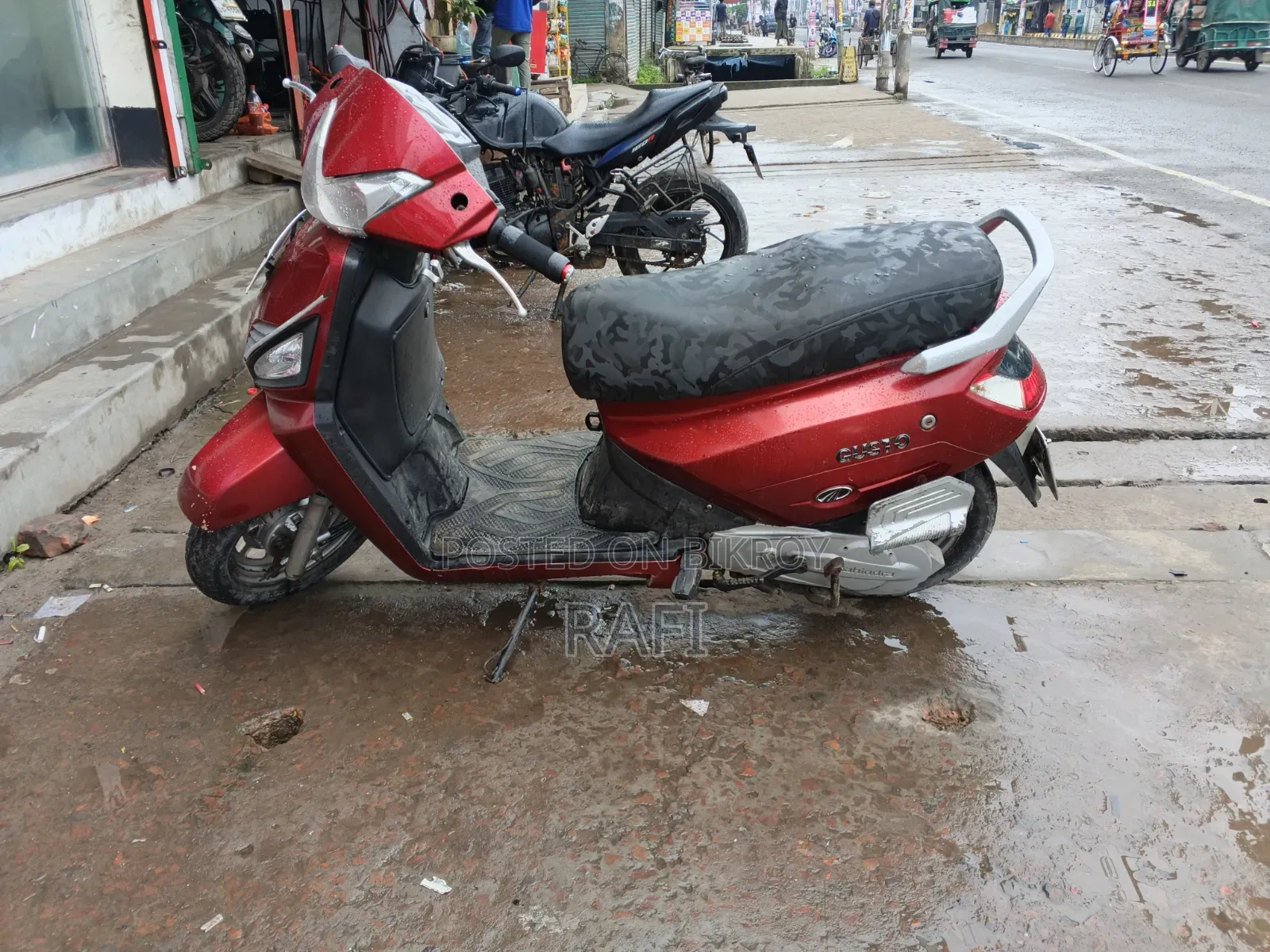 Mahindra Gusto 2017 Red