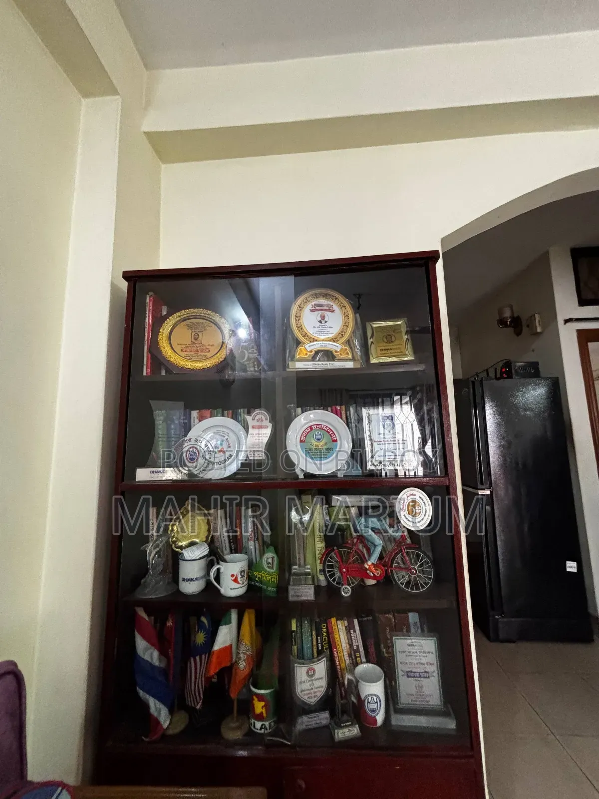 বোর্ডের বুকসেলফ বিক্রয়।