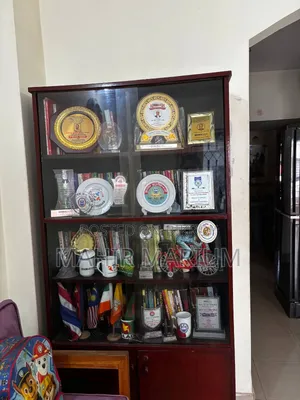 বোর্ডের বুকসেলফ বিক্রয়।