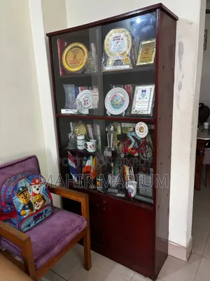 বোর্ডের বুকসেলফ বিক্রয়।