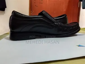একটি কাল ফ্রেশ জুতো