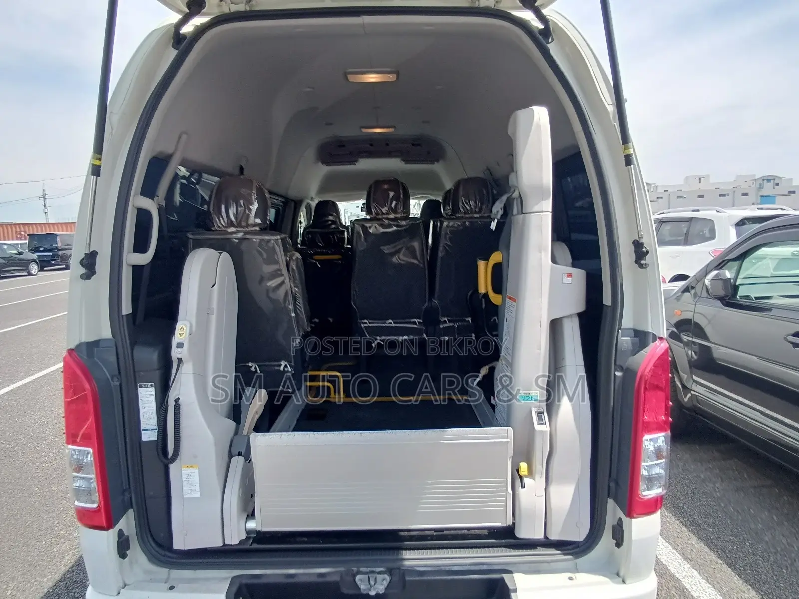Toyota HiAce 2021 White