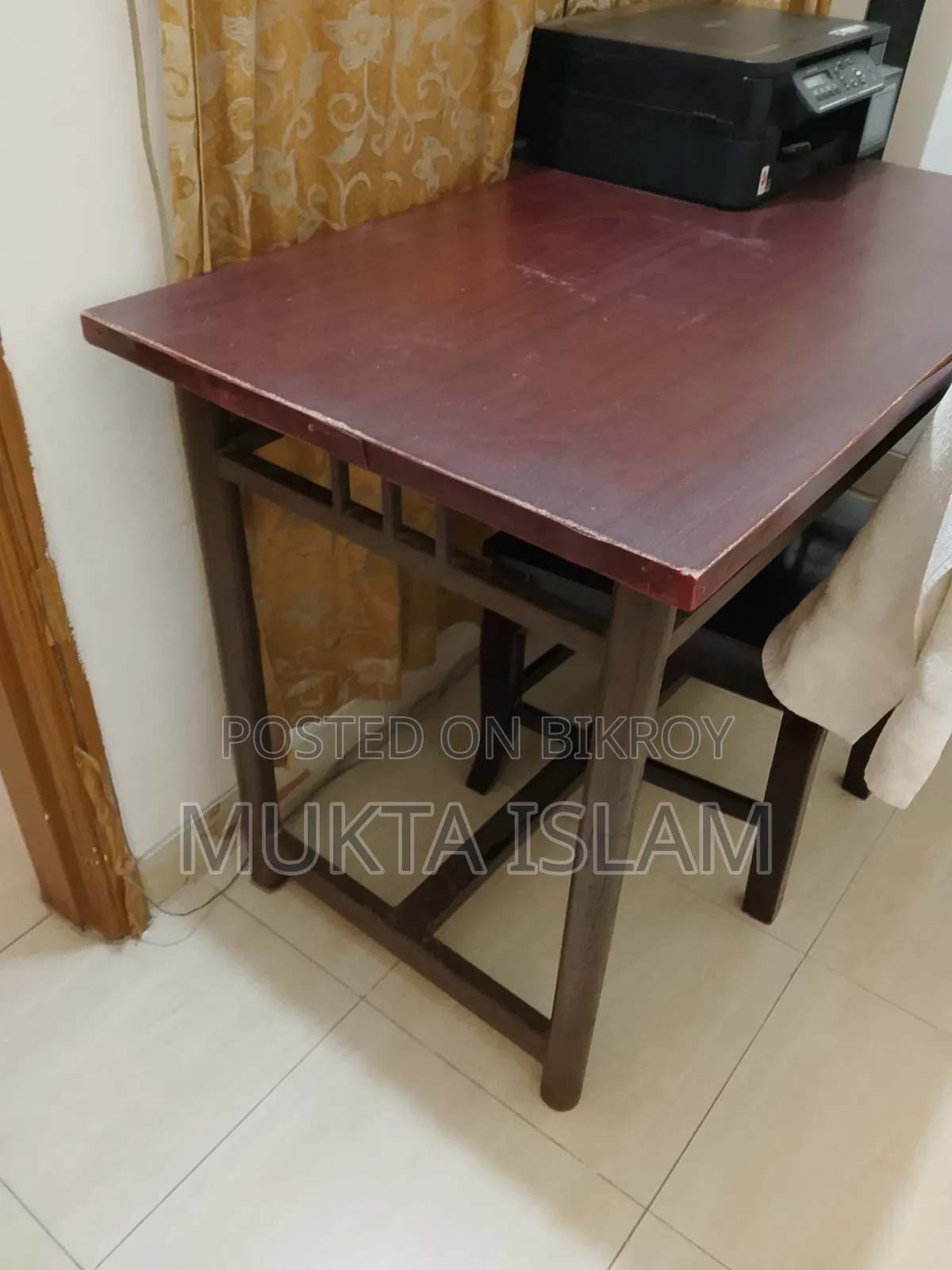 কাঠের তৈরি খাট ও টেবিল বিক্রি করা হবে।