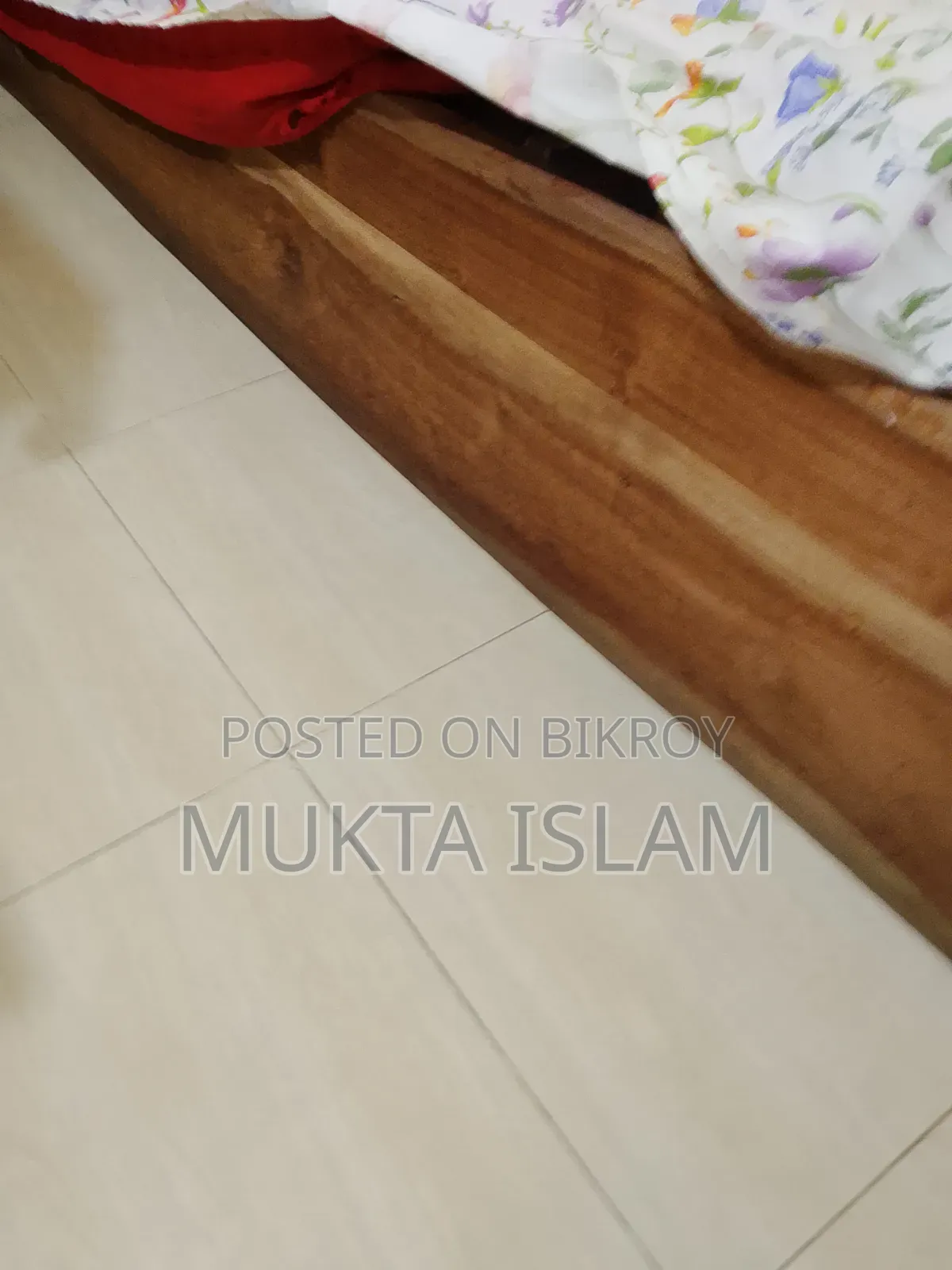 কাঠের তৈরি খাট ও টেবিল বিক্রি করা হবে।