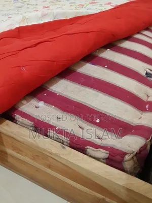 কাঠের তৈরি খাট ও টেবিল বিক্রি করা হবে।