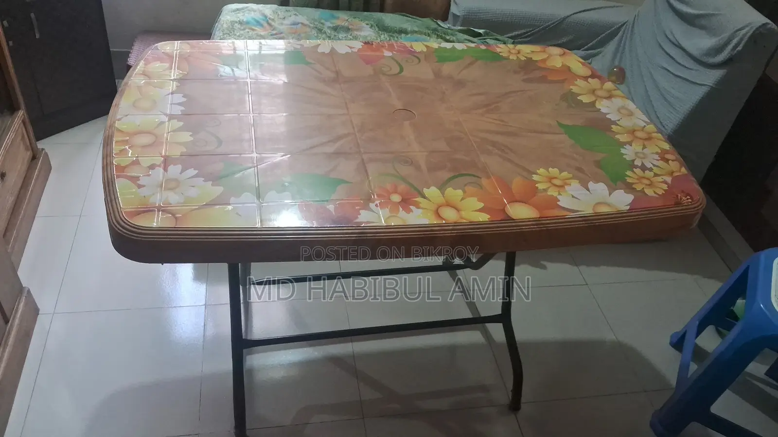 ফ্লোরাল প্লাস্টিকের মজবুত টেবিল