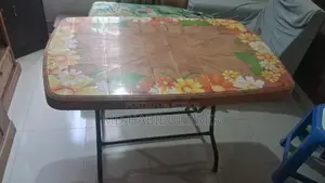 ফ্লোরাল প্লাস্টিকের মজবুত টেবিল