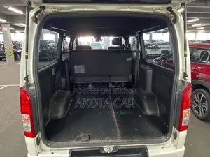 টয়োটা গ্র্যান্ড হাইয়েস ২০০২ হোয়াইট