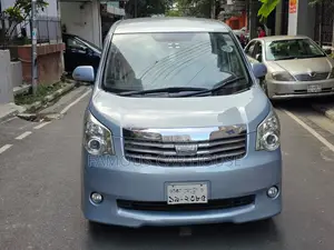 Toyota Noah 2.0 143hp AWD (7 Seater) 2012