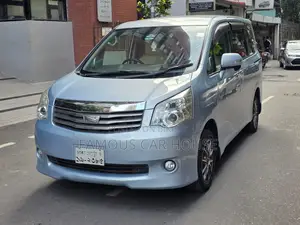 Toyota Noah 2.0 143hp AWD (7 Seater) 2012