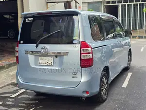 Toyota Noah 2.0 143hp AWD (7 Seater) 2012