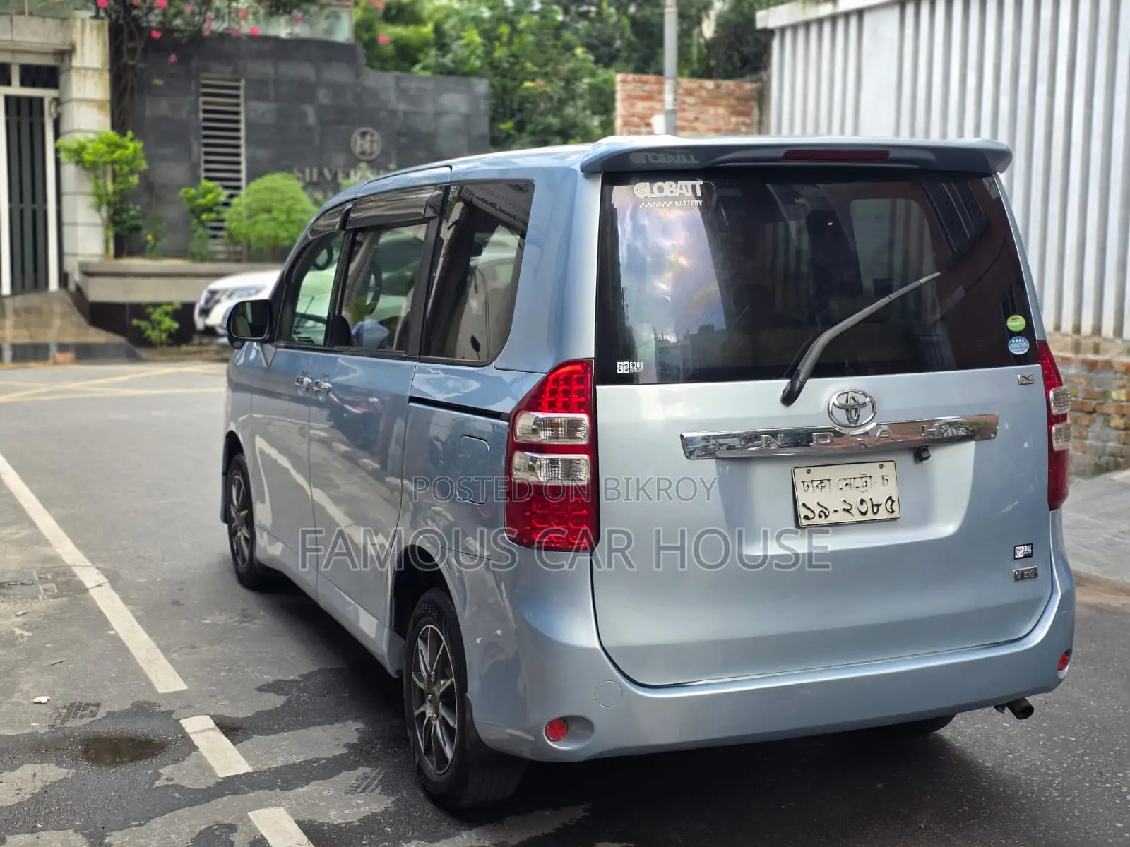 Toyota Noah 2.0 143hp AWD (7 Seater) 2012