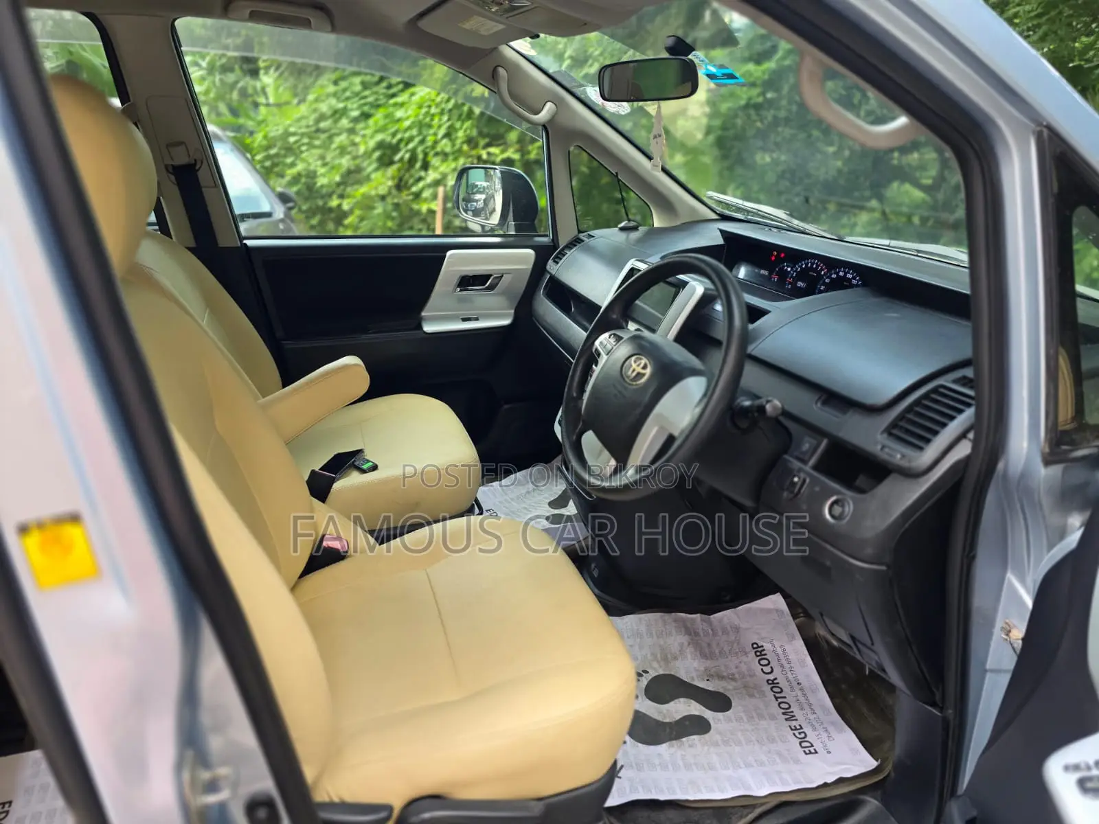 Toyota Noah 2.0 143hp AWD (7 Seater) 2012