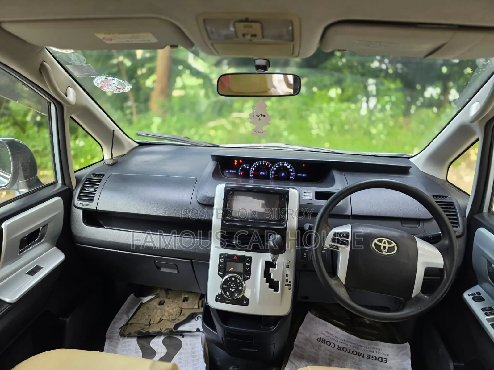 Toyota Noah 2.0 143hp AWD (7 Seater) 2012