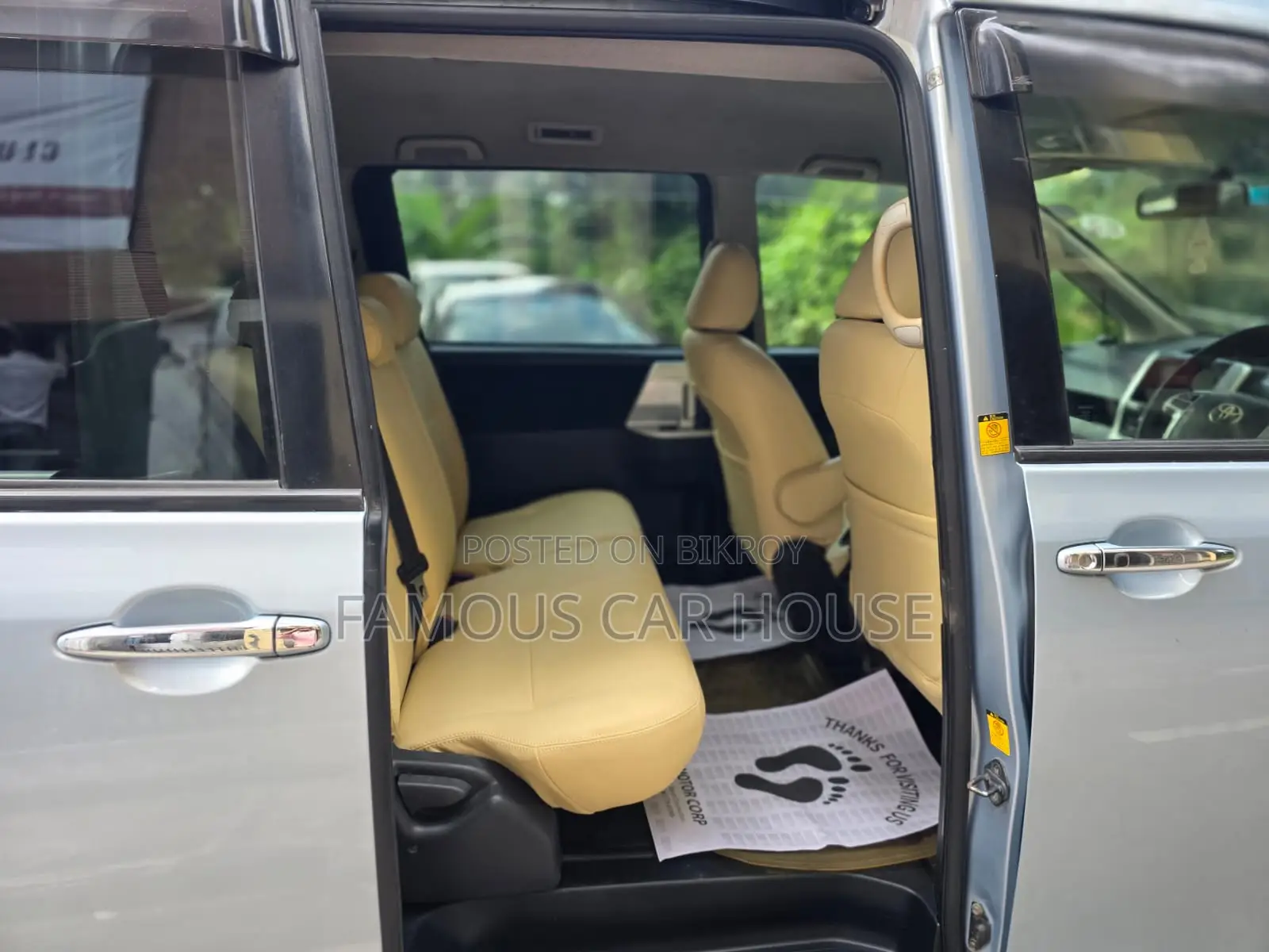 Toyota Noah 2.0 143hp AWD (7 Seater) 2012