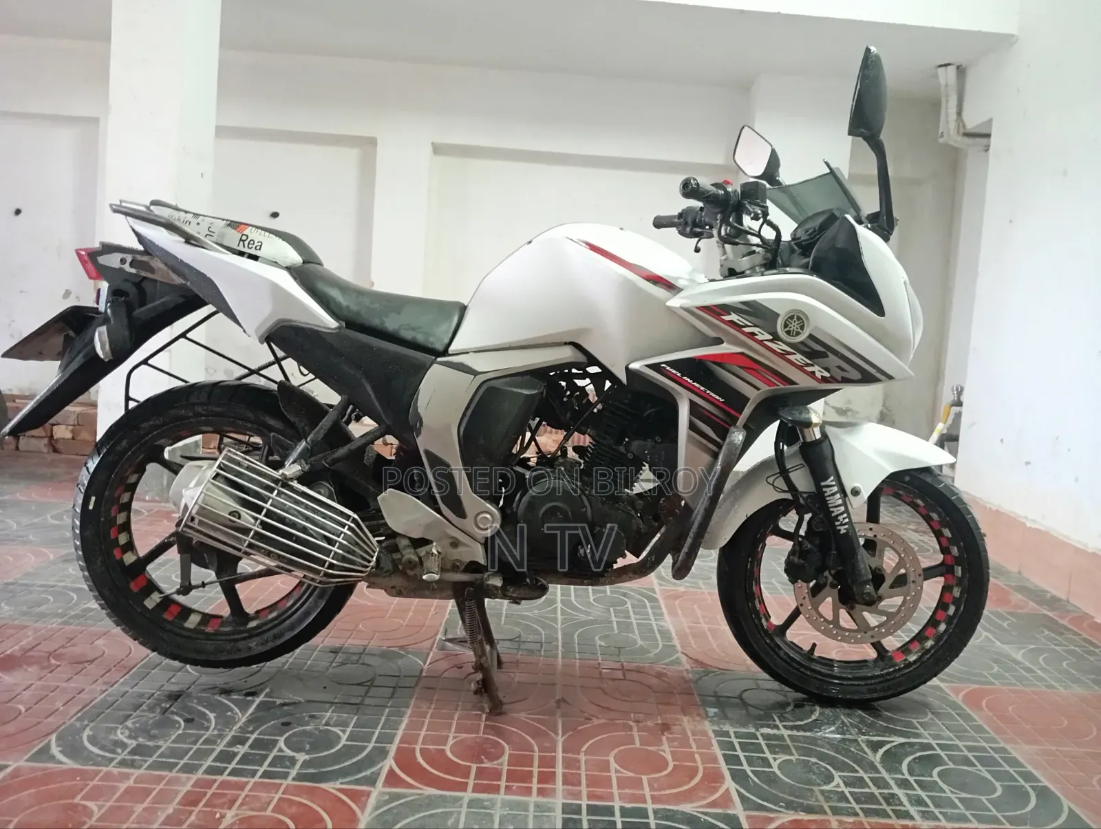 ইয়ামাহা ওয়াইজেএফ-আর ২০১৮ সাদা