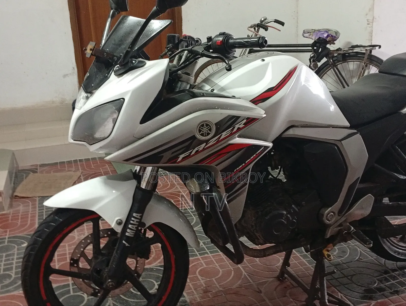 ইয়ামাহা ওয়াইজেএফ-আর ২০১৮ সাদা