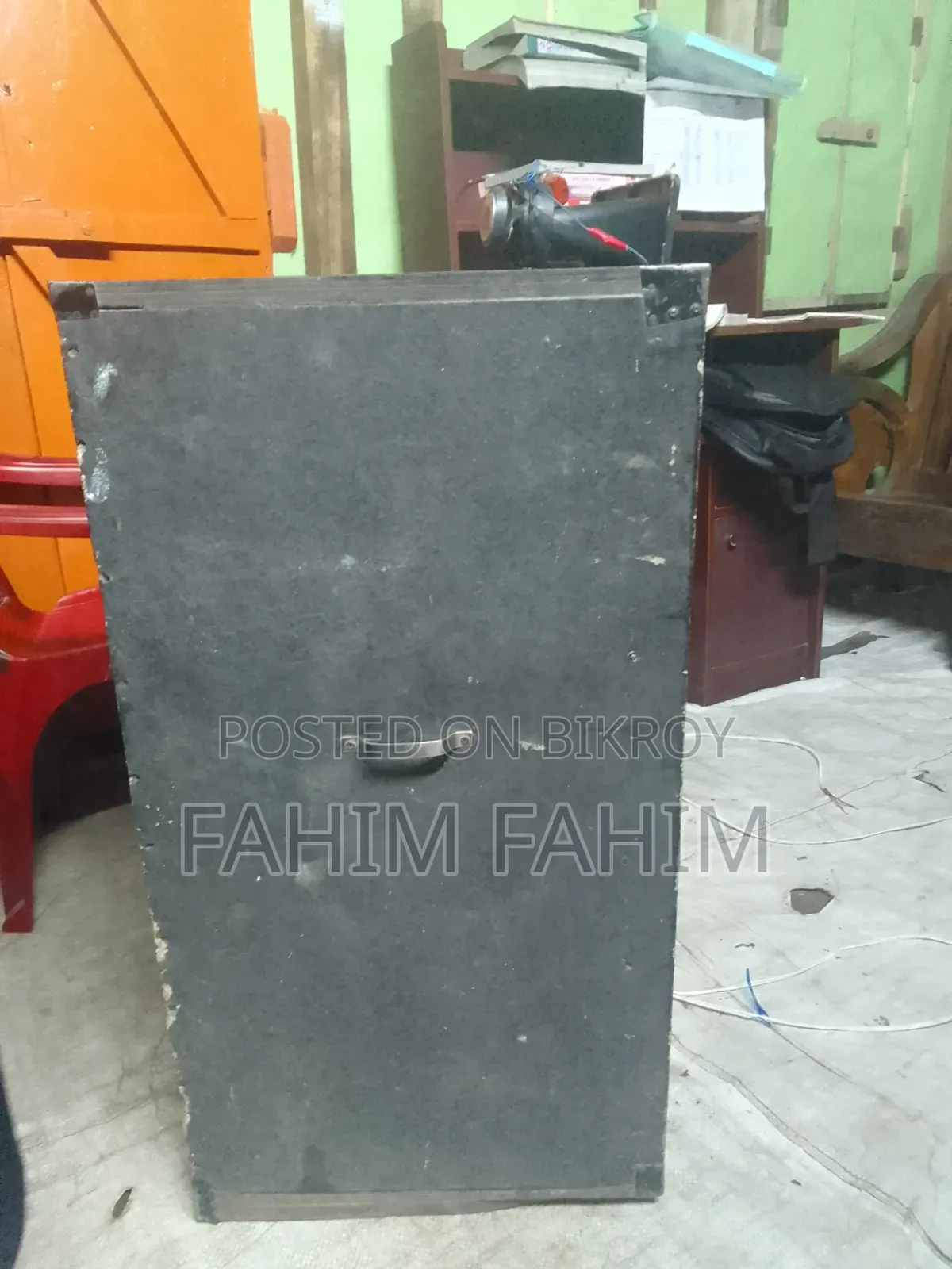 Box with two 12-inch speakers