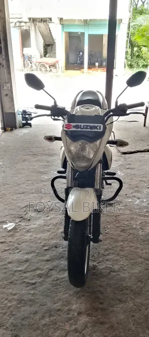 সুজুকি জিক্সার ২০১৭ সাদা