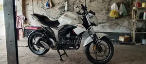 সুজুকি জিক্সার ২০১৭ সাদা