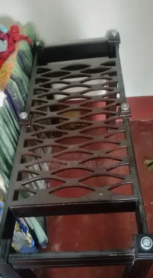একটি ডাইনিং টেবিল