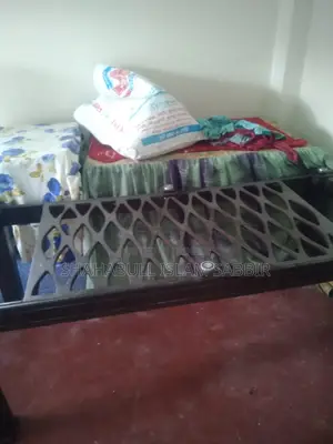 একটি ডাইনিং টেবিল