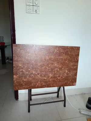 পড়ার টেবিল