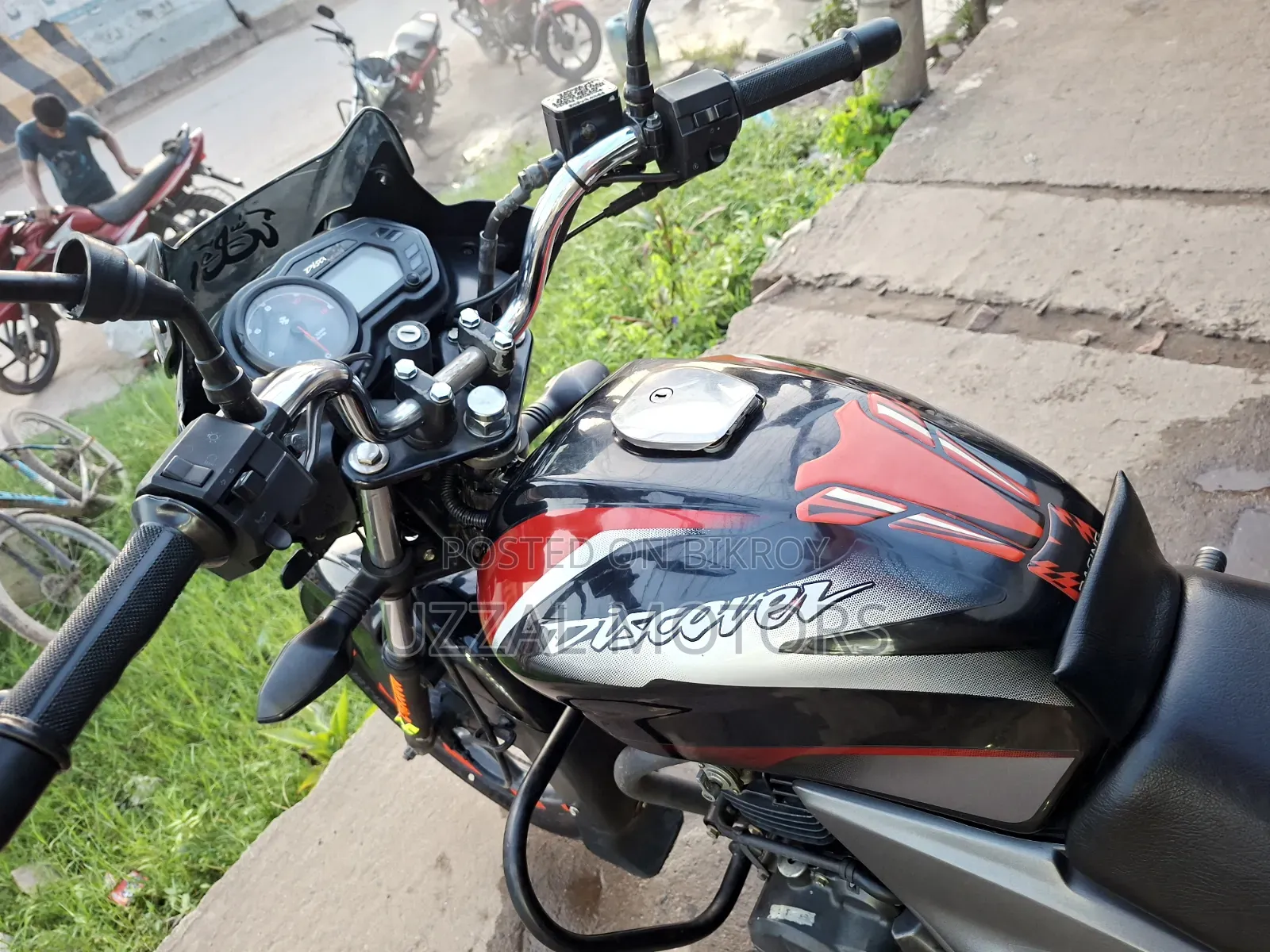 বাজাজ ডিসকভার ১২৫ ২০১৮ ব্ল্যাক
