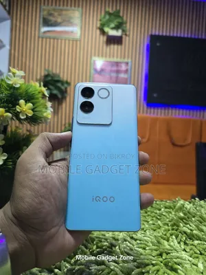 আইকিউওও ৮ জিবি নীল