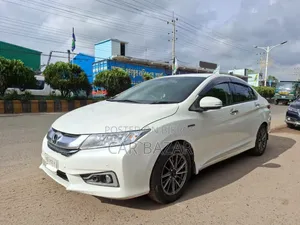 Honda Grace 1.5 Hybrid Front-Wheel Drive 2015 White