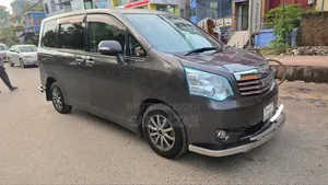 Toyota Noah 2.0 143hp FWD (8 Seater) 2011 Gray