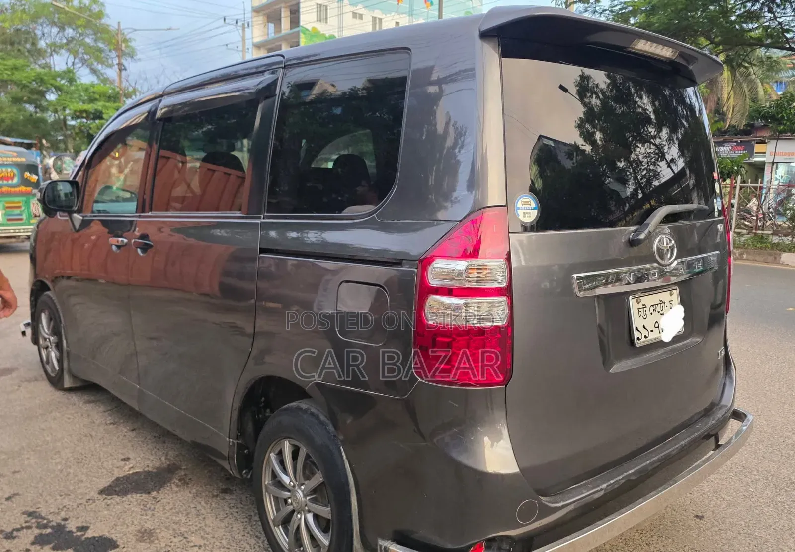 Toyota Noah 2.0 143hp FWD (8 Seater) 2011 Gray