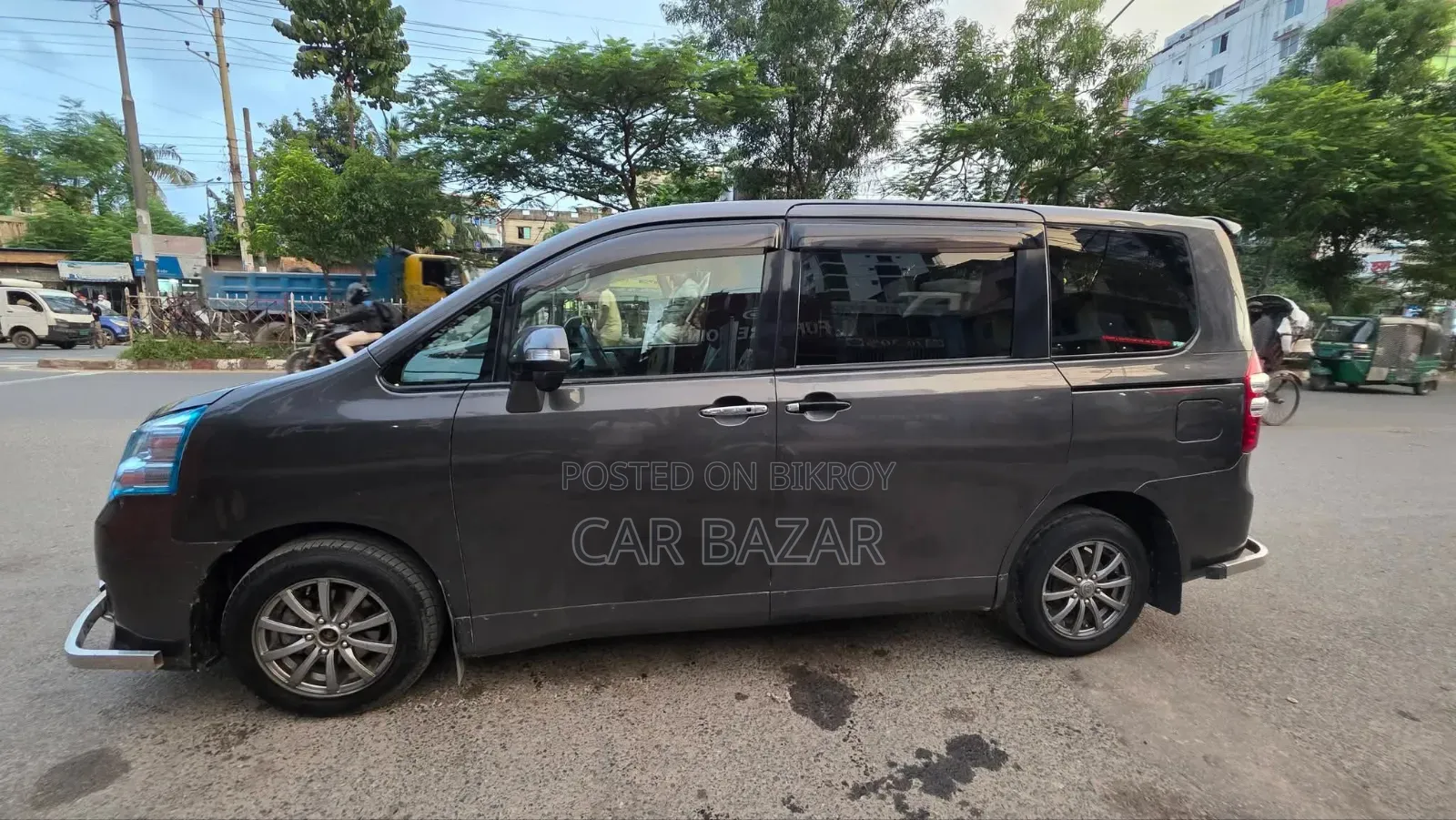 Toyota Noah 2.0 143hp FWD (8 Seater) 2011 Gray