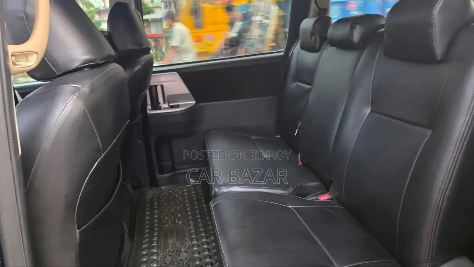 Toyota Noah 2.0 143hp FWD (8 Seater) 2011 Gray