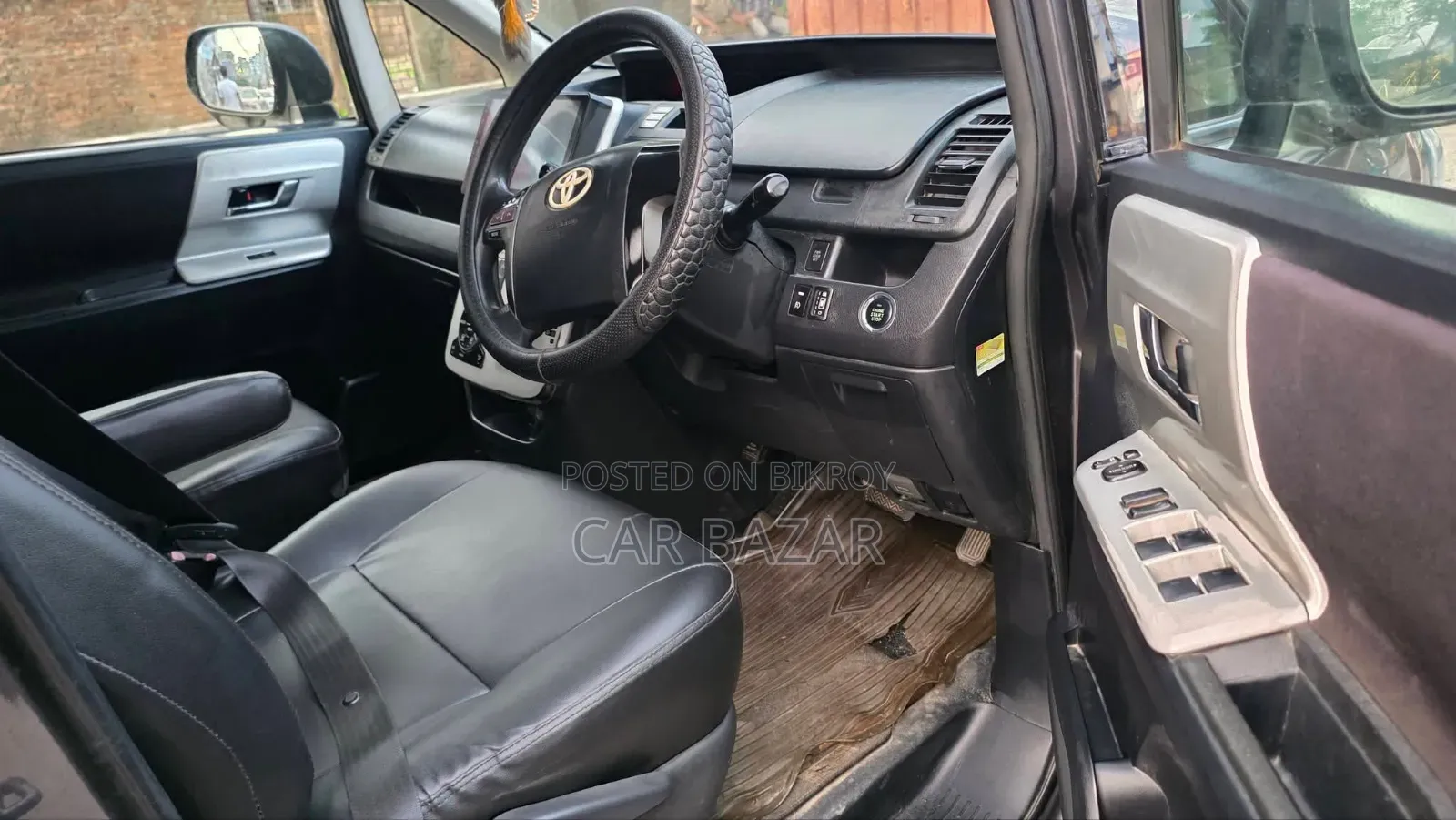 Toyota Noah 2.0 143hp FWD (8 Seater) 2011 Gray