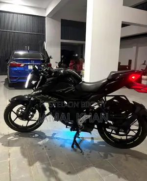 সুজুকি জিক্সার ২০২৪ কালো