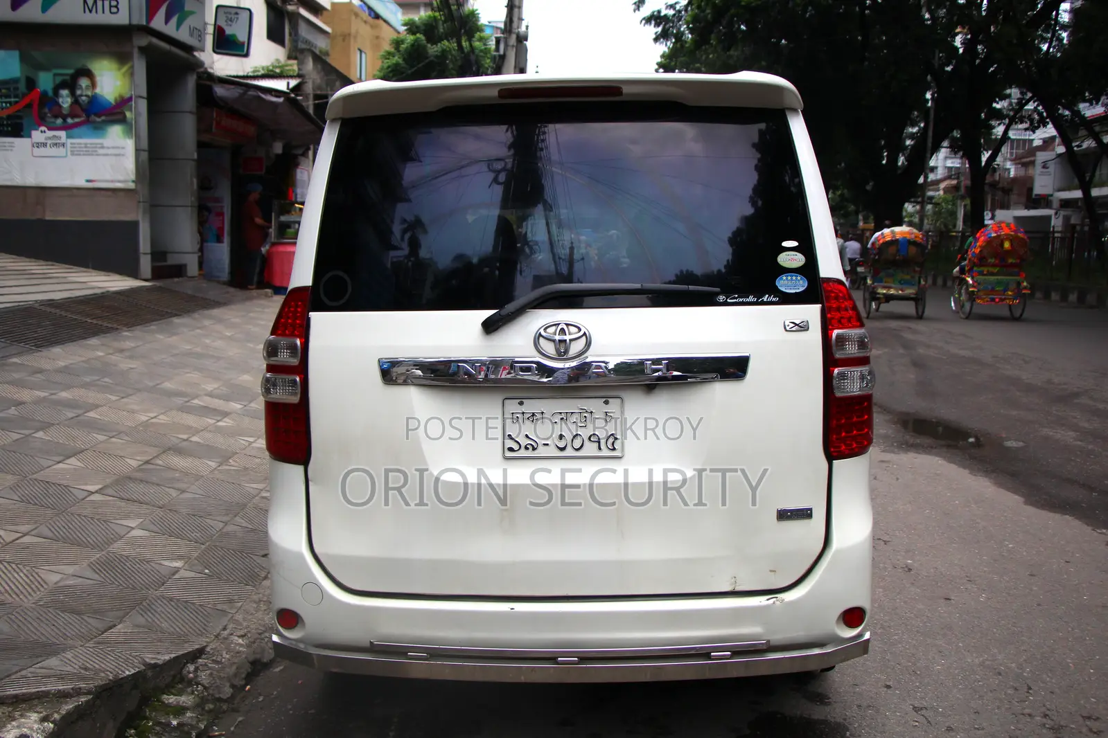 Toyota Noah 2.0 143hp FWD (8 Seater) 2012 White
