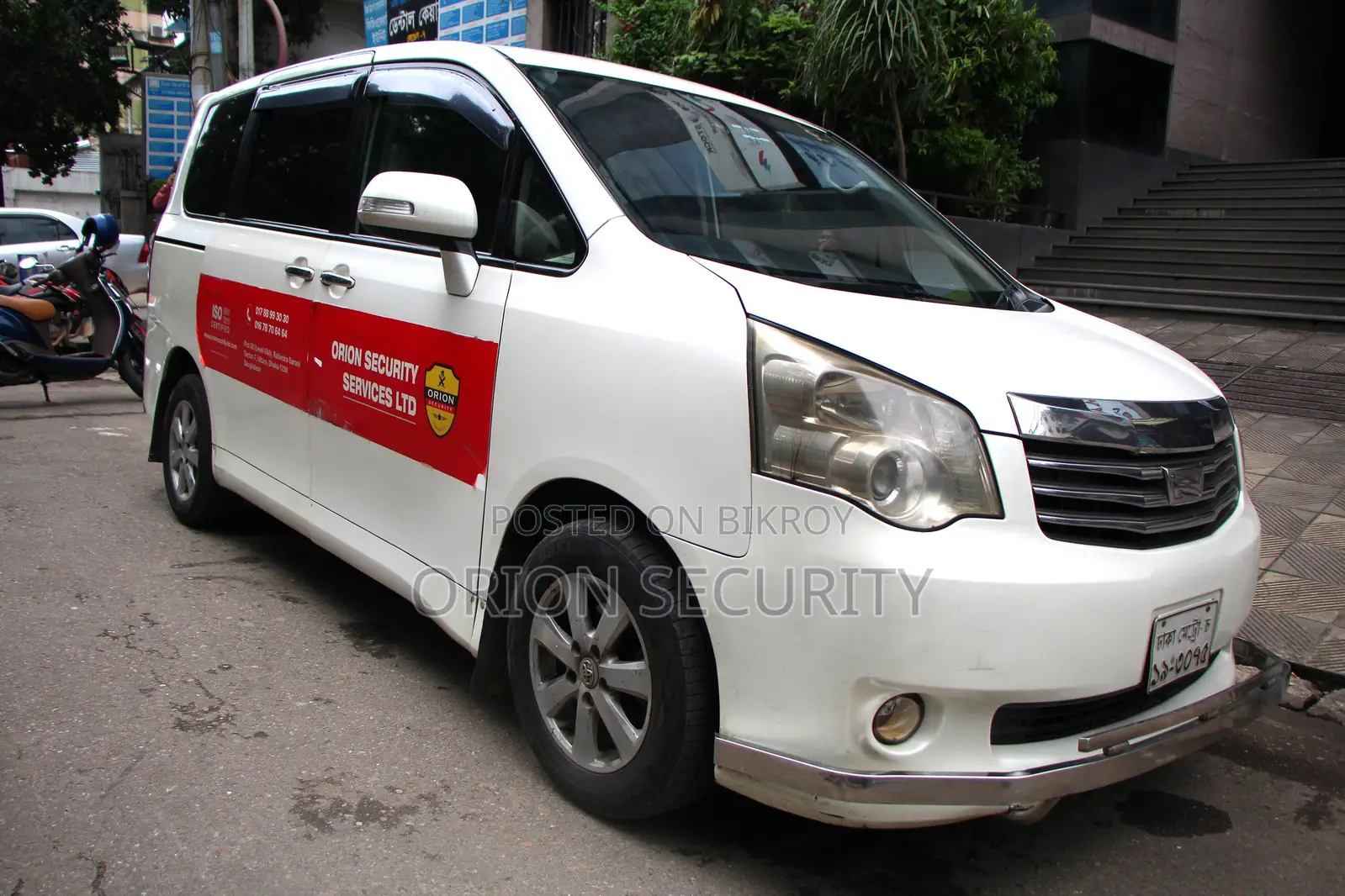 Toyota Noah 2.0 143hp FWD (8 Seater) 2012 White