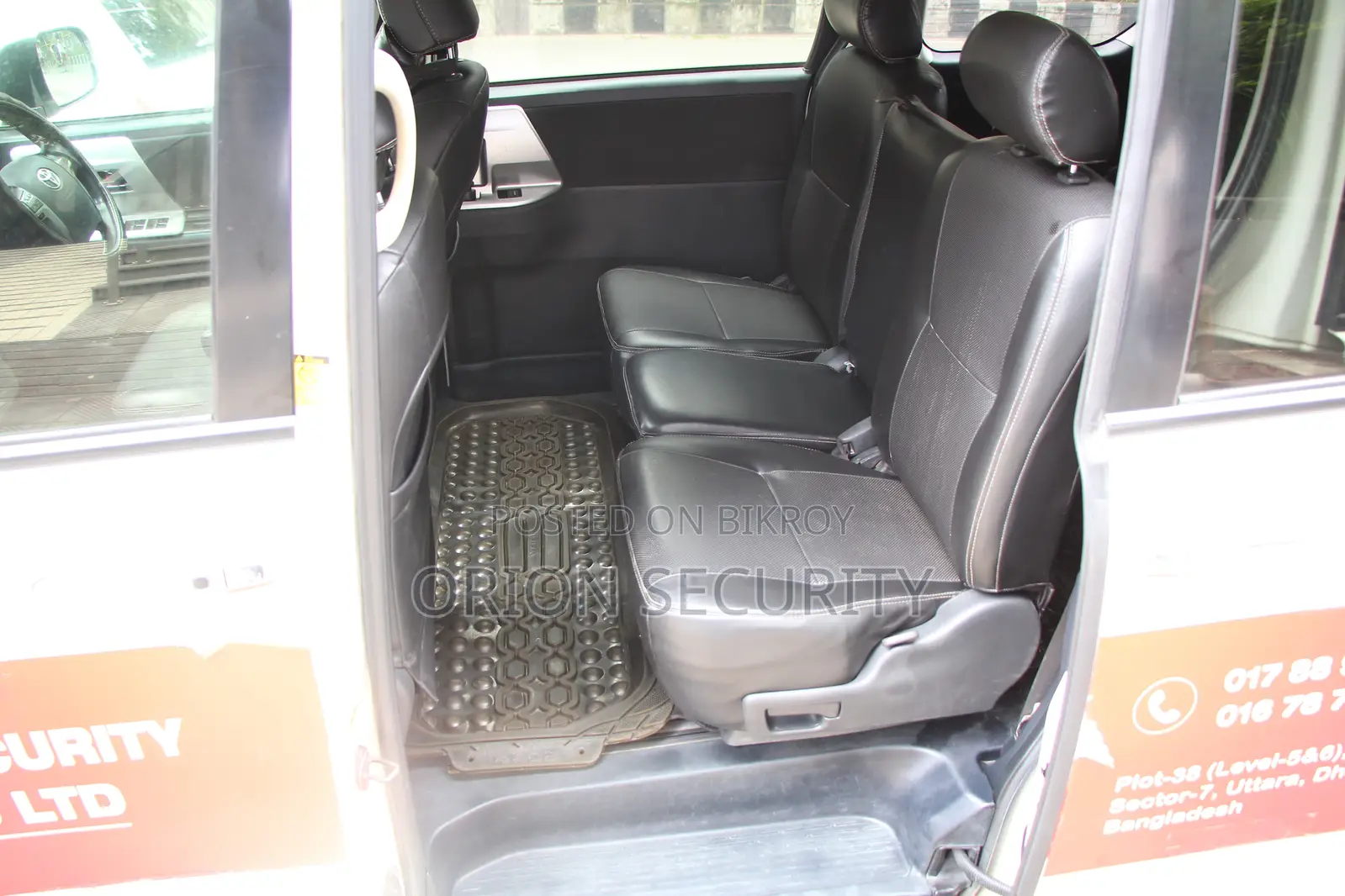 Toyota Noah 2.0 143hp FWD (8 Seater) 2012 White